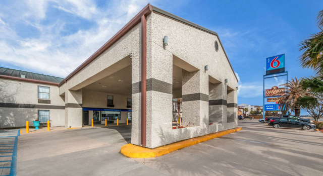 Studio 6 Laredo, TX - North I-35
