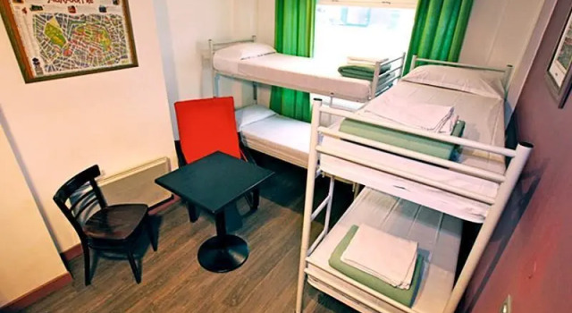 Кровать в общем номере (женский номер) Plug inn Montmartre by Hiphophostels