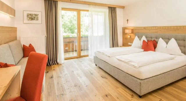 Четырёхместный полулюкс с балконом Alpin Hotel Sonnblick