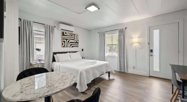 Люкс Chic City Retreat 97 Sleeps 2!
