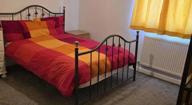 3 Bed House- Sleeps 6 - Parking - Wifi, Забронировать Отель Отели Бакингемшир с парковкой, Парковка