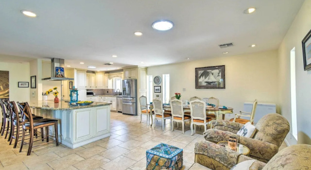 Snowbirds! Group Getaway w/ Hot Tub in Scottsdale