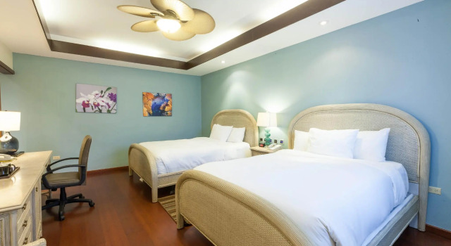 Четырёхместный номер Standard Surfrider Resort Hotel