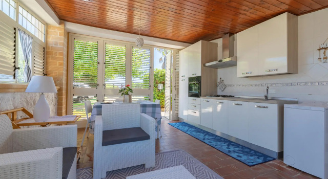 Beachfront apartment overlooking the sea of Torre Specchia-Incoronata