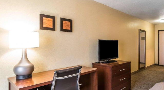 Четырёхместный номер Standard Quality Inn & Suites Bethany
