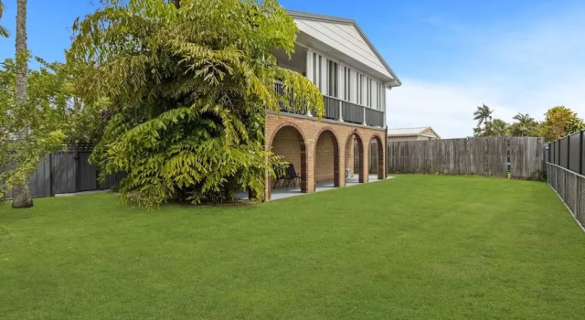 Апартаменты Spacious 3-Bed Home with Balcony in Hervey Bay