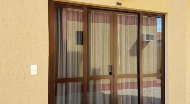 Pousada Vale Del Sol, Забронировать Отель Отели Бомбиньяс с парковкой, рядом с Пляж Quatro Ilhas Beach, Парковка