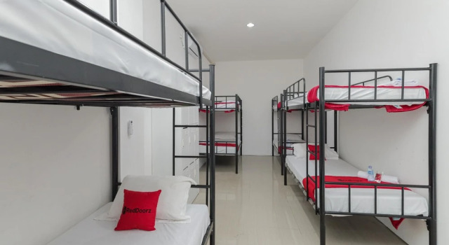 Кровать в общем номере (женский номер) Yayah Residence @ Sawojajar Bogor Redpartner