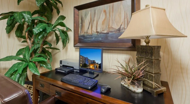 Holiday Inn Express Rehoboth Beach, Забронировать Отель Рехобот-Бич Delaware Beaches, рядом с Аутлет-центр Tanger Outlets Rehoboth Beach