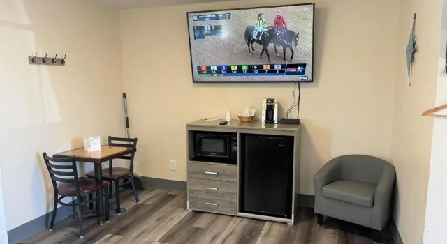 Четырёхместный номер Deluxe Coastal Inn and Suites