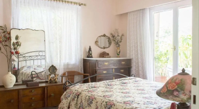 Family apt with garden next to the sea, Забронировать Отель Отели Афины с парковкой, рядом с Пристань Алимос, Парковка