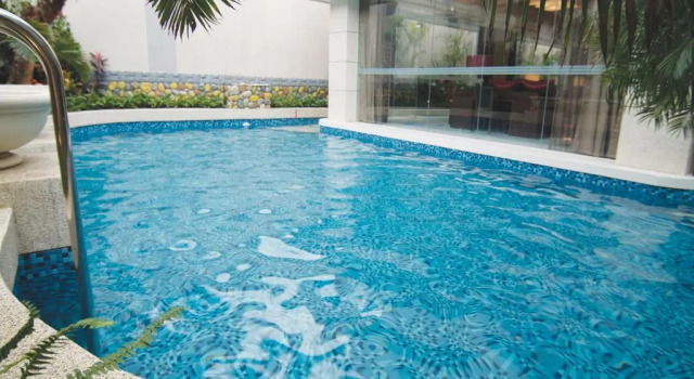 Standard Doppel Zimmer mit Poolblick Q Motel精品旅館