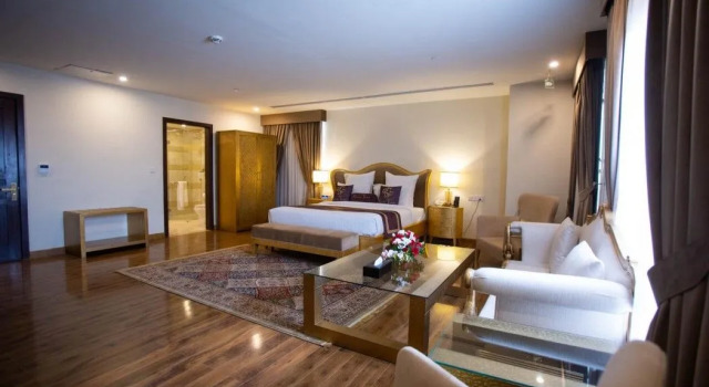 Nine Tree Luxury Hotel & Suites, Rezerwuj Hotel Hotele 4-gwiazdkowe w Lahaur, 4*