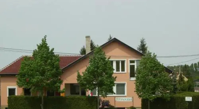 Ujvári Vendégház, Book Hotel Hoteller i Western Transdanubia med parkering, Parkering