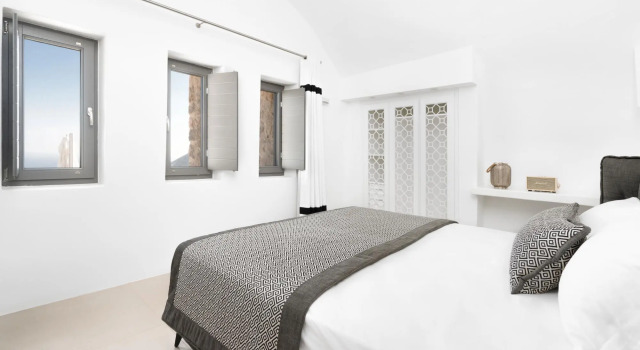 Luxury Villa in Santorini!