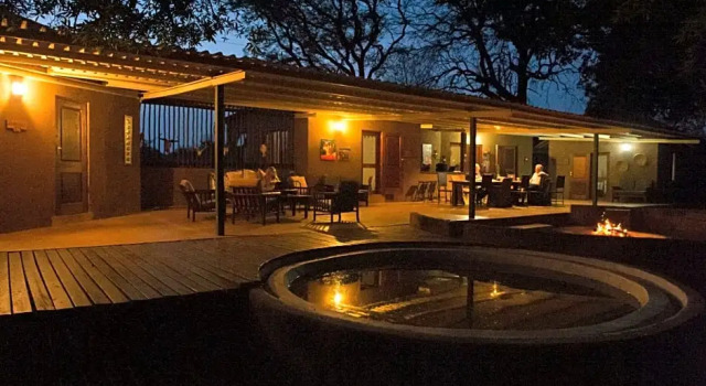Big 5 Self-catering Lodge, Prenota Hotel Hoedspruit 