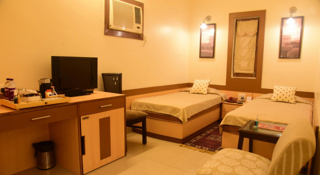 Hotel Cresent Near Assi Ghat