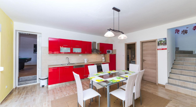 Simplistic Holiday Home in Okrug Gornji With Swimming Pool, Rezerwuj Hotel Hotele w Split-Dalmatia County z parkingiem, Parking
