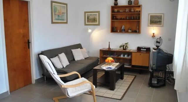Nice 2-bedroom Private House, 50 m Beach, Sutivan, Забронировать Отель Отели Сутиван с парковкой, Парковка