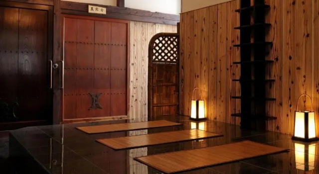 Yadoya Tsubaki, Book Guesthouse  