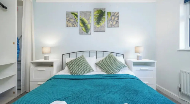 Crawley Stainer 1-bedroom With Parking and Garden, Забронировать Отель Кроли Западный Суссекс, рядом с Железнодорожный вокзал Три-Бриджес