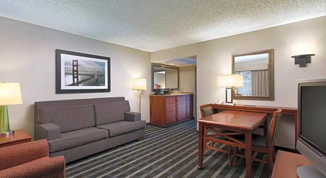 Двухместный люкс с 2 комнатами Embassy Suites San Francisco Airport Waterfront