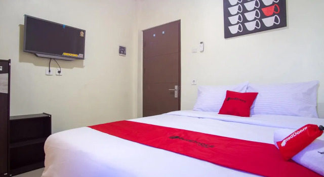 RedDoorz near Taman Kota Ternate, Book Pension Hoteller i North Maluku med parkering, Parkering