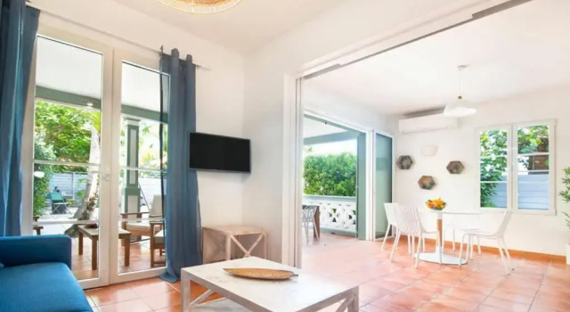 AQUAMARINE, 2 bedroom beach house and private pool, Orient beach!