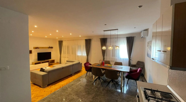 Apartment GREY, Buchen Sie Ferienwohnung Hotels in Gespanschaft Split-Dalmatien mit Pool, Schwimmbad