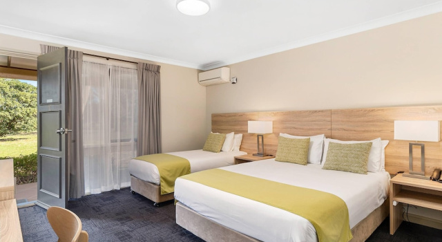 Номер Superior Quality Inn Carriage House