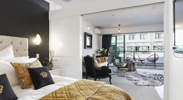 Glamorous Apartment in Viaduct Harbour, Забронировать Апартаменты/квартира Отели Окленда с парковкой, рядом с Причал Queens Wharf, Парковка