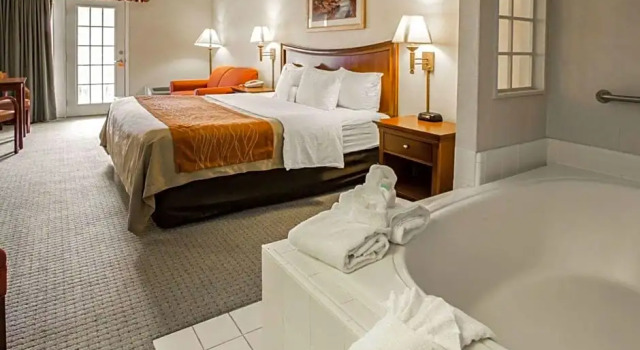 Номер Standard SureStay by Best Western Cherokee on the River