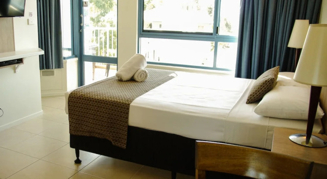 Люкс с балконом Coral Sea Vista Apartments