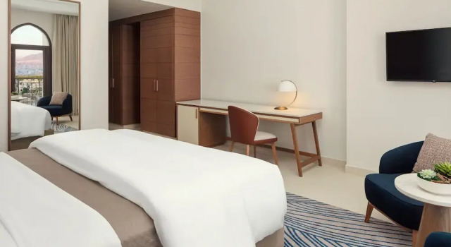 Двухместный номер Superior с балконом и с видом на бассейн The Westin Saraya Aqaba Resort & Spa