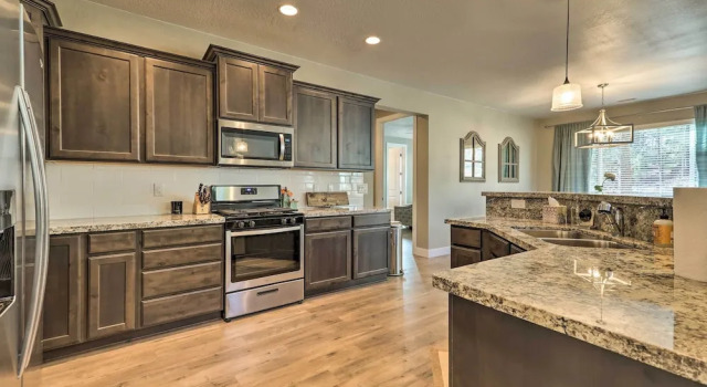 Коттедж с 4 комнатами Family Home w/ Deck, 3 Mi to Downtown Flagstaff!