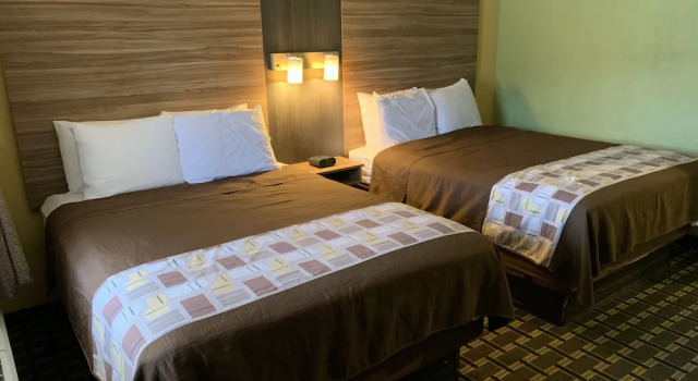 Четырёхместный номер Standard с балконом University Manor Inn