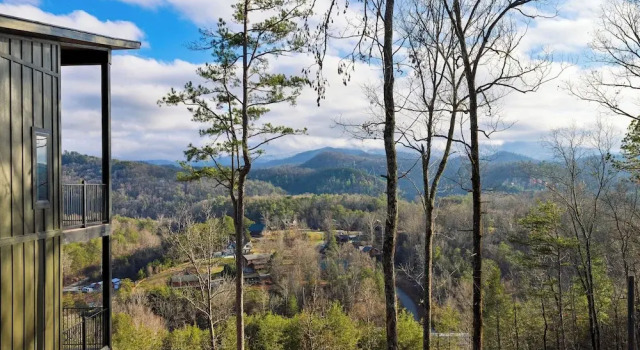 Коттедж Modern Smoky Mountain Stay With Two Decks, Plunge Pool & Game Room Overlook Lodge by Avantstay