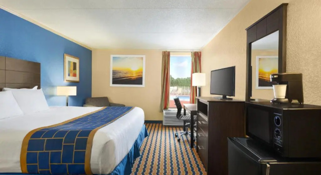 Номер Standard Days Inn & Suites by Wyndham Fort Bragg/Cross Creek Mall