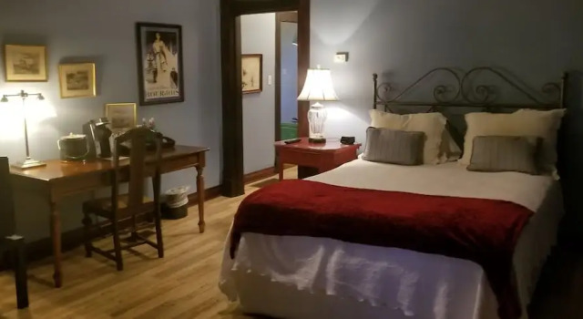 Двухместный люкс Deluxe Downtown Guest Quarters Hotel
