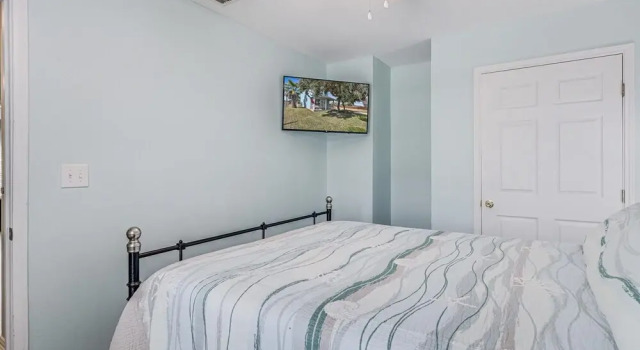 Коттедж с 3 комнатами Fisherman's Inn 2 Bedroom Home by RedAwning