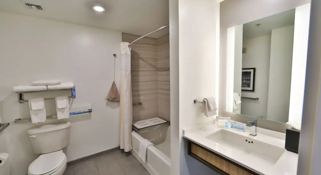 Номер Mobility/Hearing Accessible with Bathtub Hilton Garden Inn Savannah Historic District