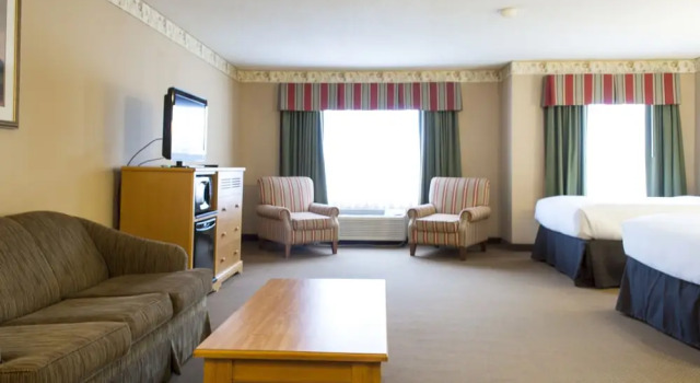 Четырёхместный люкс Country Inn & Suites by Radisson, Cedar Falls, IA