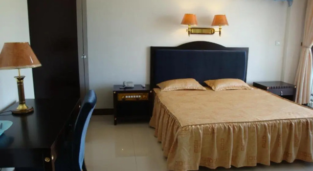 Люкс с балконом Evergreen Hotel