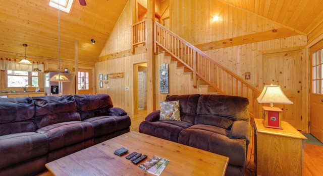 5 Mi to 9-hole Golf! Creekside Sapphire Escape