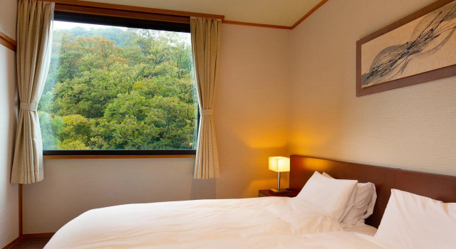 Кровать в общем номере Yamanaka Onsen Kagari Kisshotei