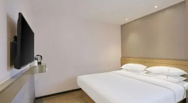 Кровать в общем номере City Comfort Inn (Yanji Pedestrian Street Qiansheng Shopping Plaza)