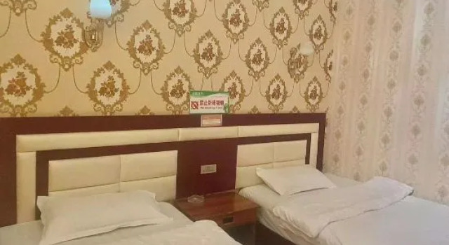 Кровать в общем номере Chuxiong Jinfu Hotel