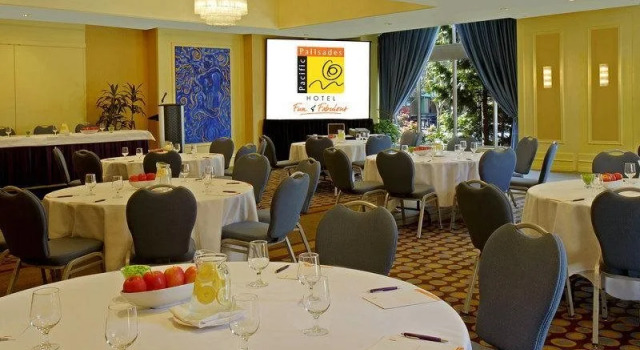 Pacific Palisades Hotel, Забронировать Отель Отели Ванкувера с парковкой, рядом с Yaletown Roundhouse Skytrain Station, Парковка