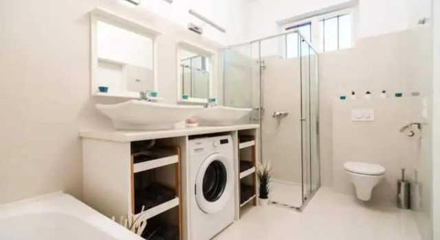 Апартаменты с 2 комнатами Luxurious and Bright, 5 min walk to city center