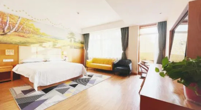 Люкс Tiantian Holiday  Hotel